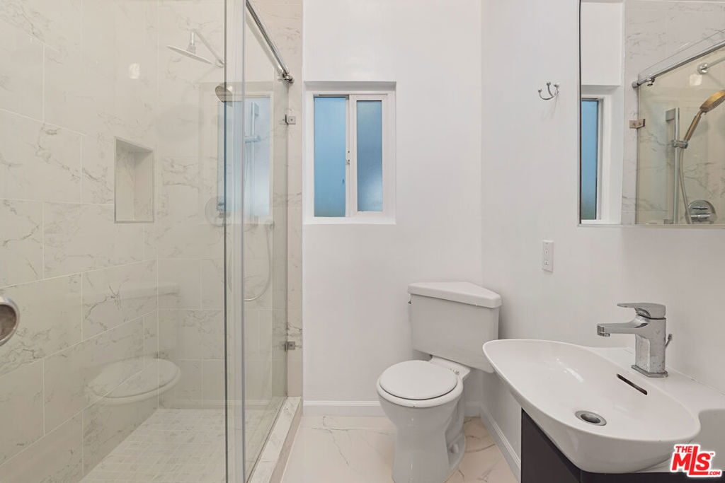 806 Navy Street Property Photo 12
