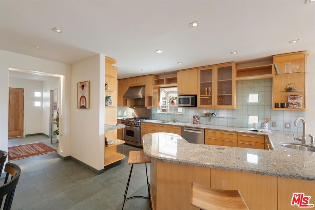 11925 Mayfield Avenue 2 Property Photo 7