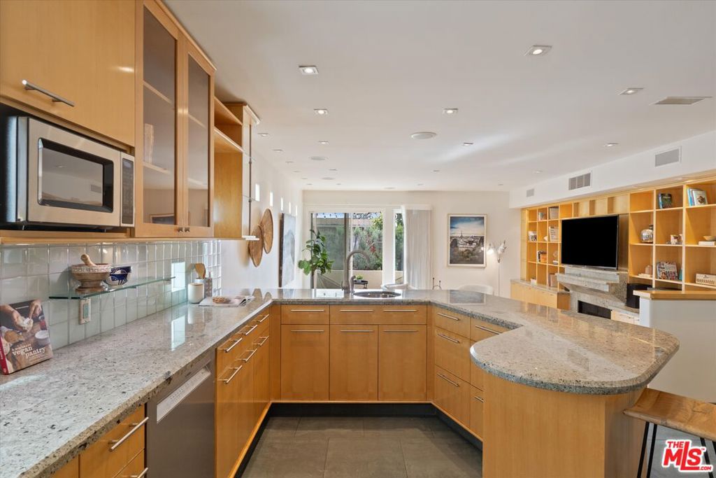 11925 Mayfield Avenue 2 Property Photo 8