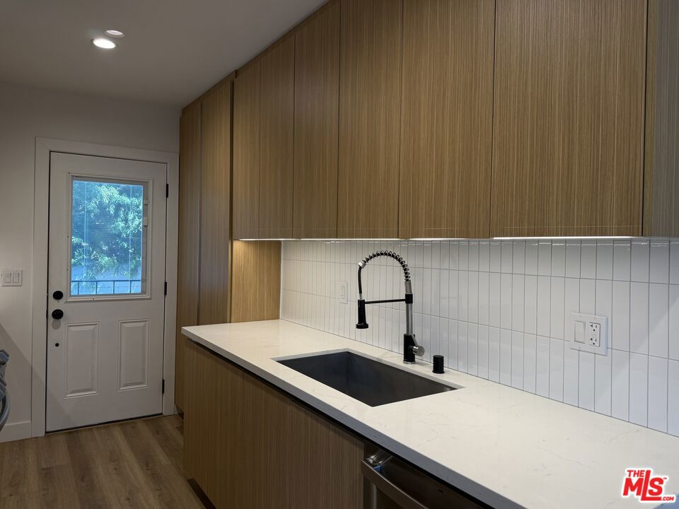 950 Havenhurst Drive Property Photo 8