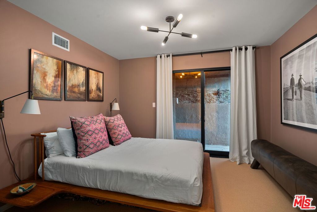1026 N Tigertail Road Property Photo 15