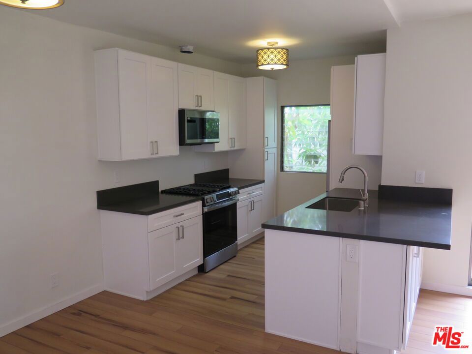1022 N Croft Avenue 5 Property Photo 1