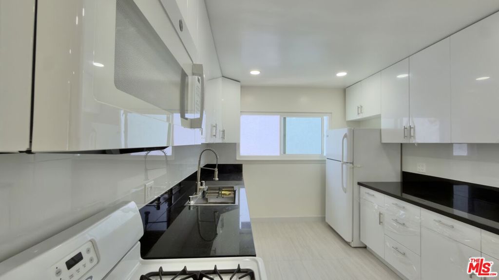 15207 Dickens Street 5 Property Photo 1
