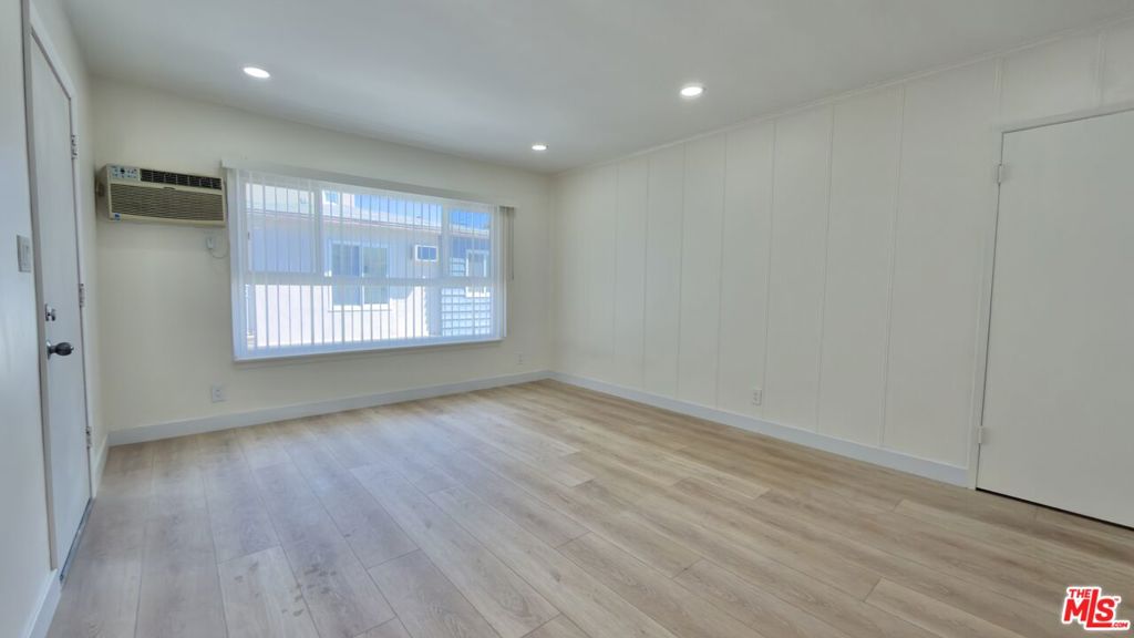 15207 Dickens Street 5 Property Photo 2
