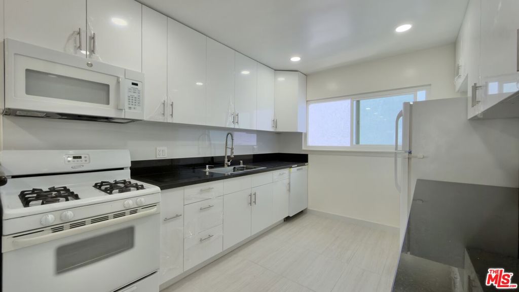 15207 Dickens Street 5 Property Photo 3