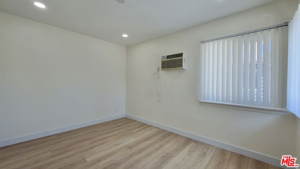 15207 Dickens Street 5 Property Photo 8