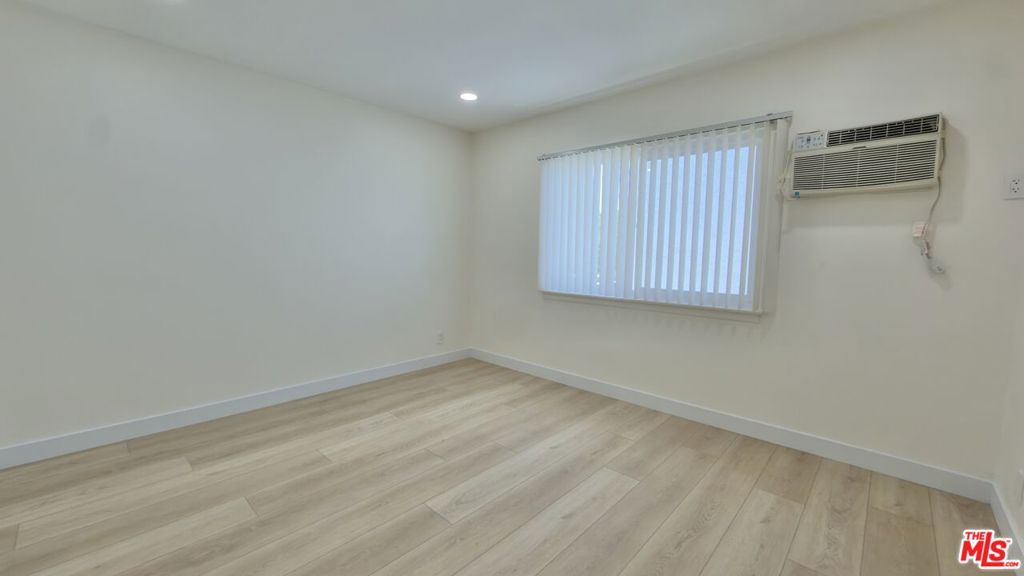 15207 Dickens Street 5 Property Photo 14