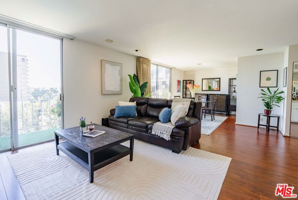 100 S Doheny Drive 711 Property Photo 3