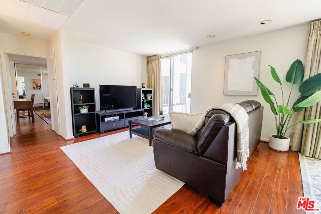 100 S Doheny Drive 711 Property Photo 5