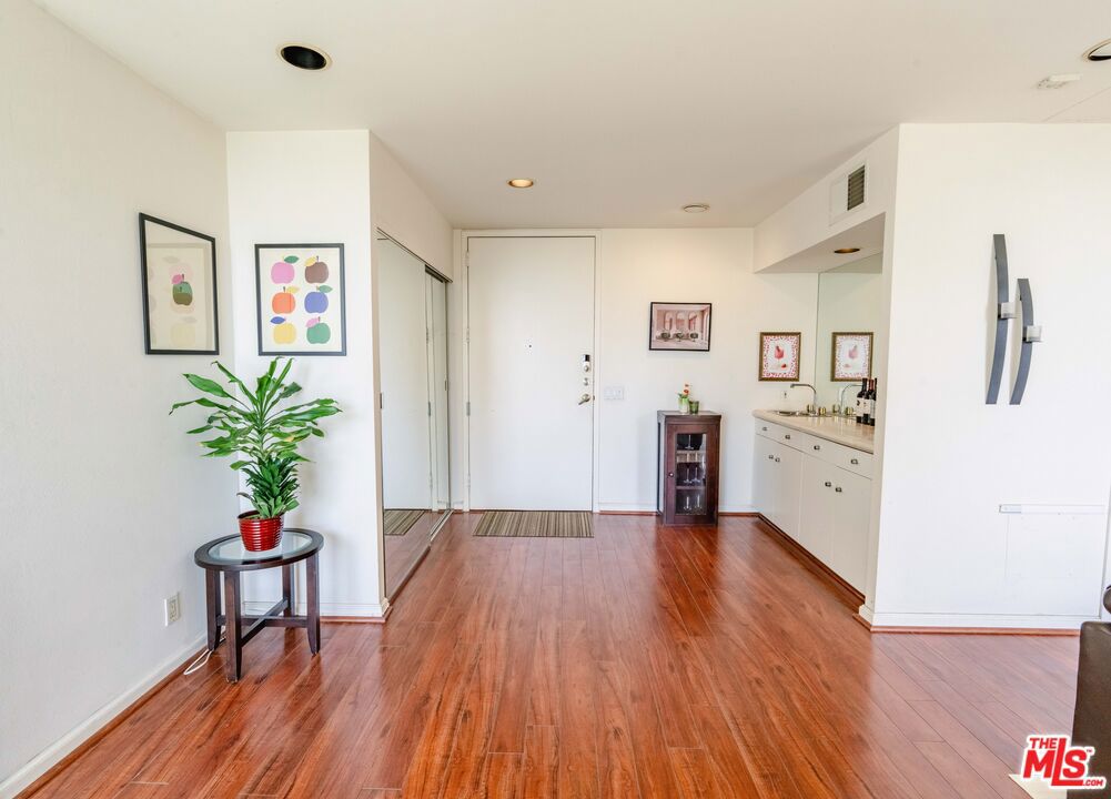 100 S Doheny Drive 711 Property Photo 7