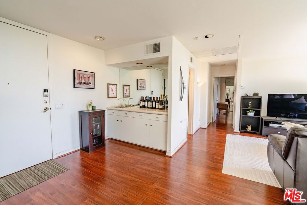 100 S Doheny Drive 711 Property Photo 9