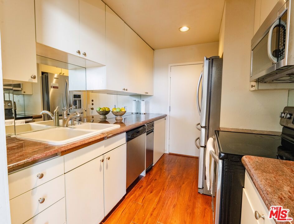 100 S Doheny Drive 711 Property Photo 15