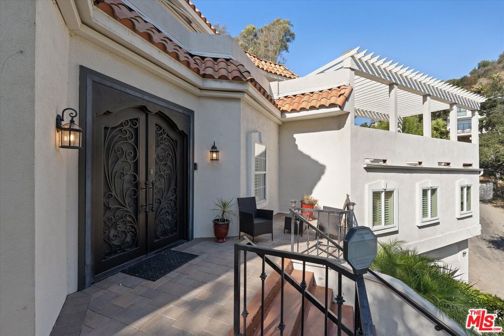 8171 Willow Glen Road Property Photo 2