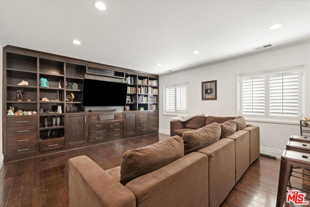8171 Willow Glen Road Property Photo 5