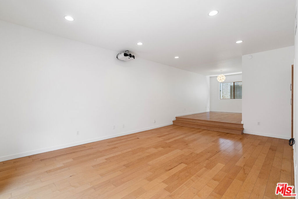 1828 Barry Avenue 8 Property Photo 4