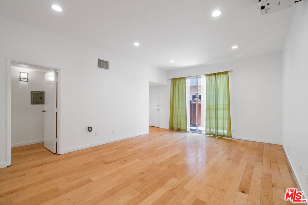 1828 Barry Avenue 8 Property Photo 8
