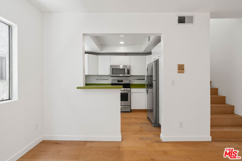 1828 Barry Avenue 8 Property Photo 15