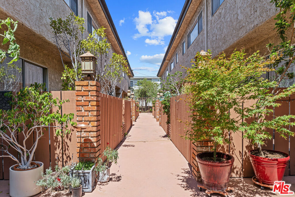 1828 Barry Avenue 8 Property Photo 38