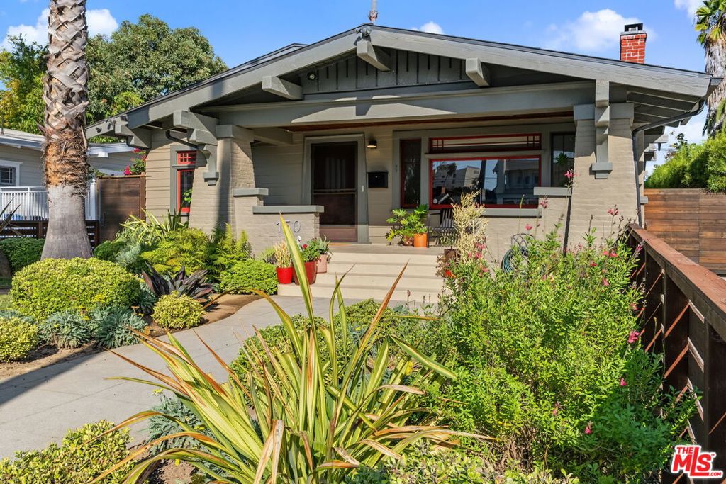 150 S Hobart Boulevard Property Photo 3