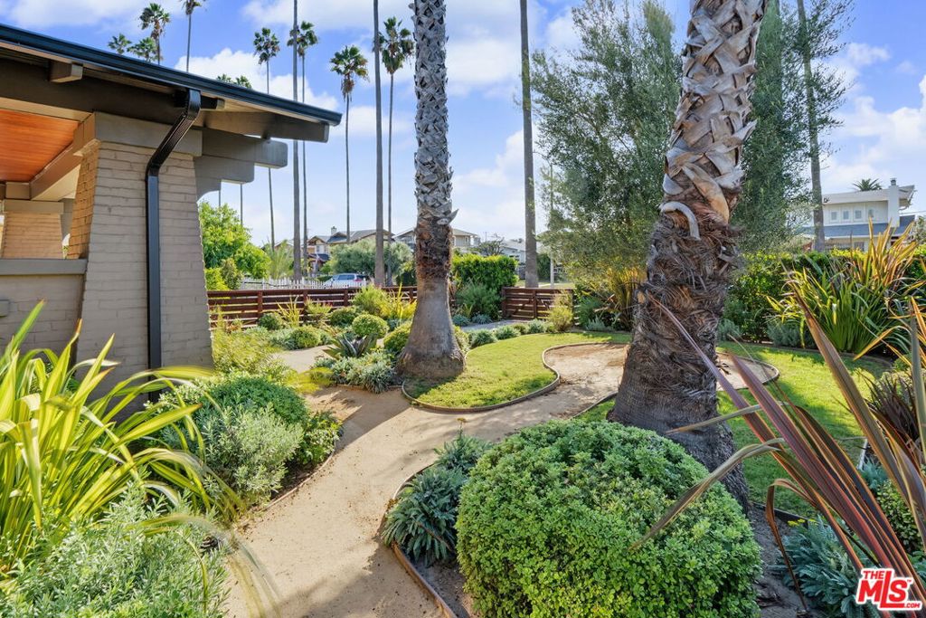 150 S Hobart Boulevard Property Photo 4