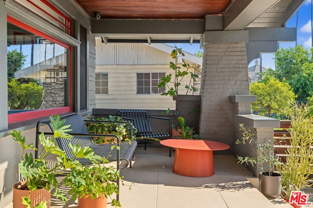 150 S Hobart Boulevard Property Photo 6