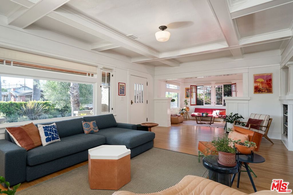 150 S Hobart Boulevard Property Photo 8
