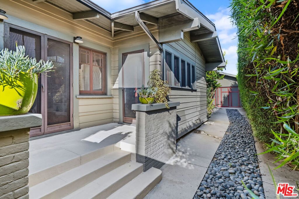 150 S Hobart Boulevard Property Photo 24