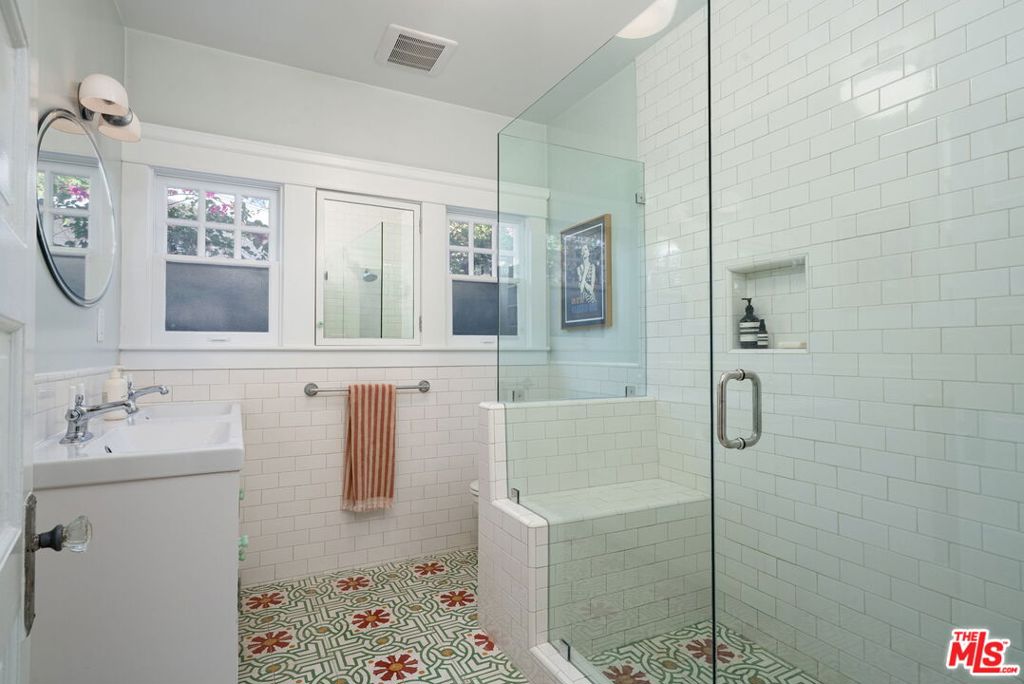 150 S Hobart Boulevard Property Photo 34