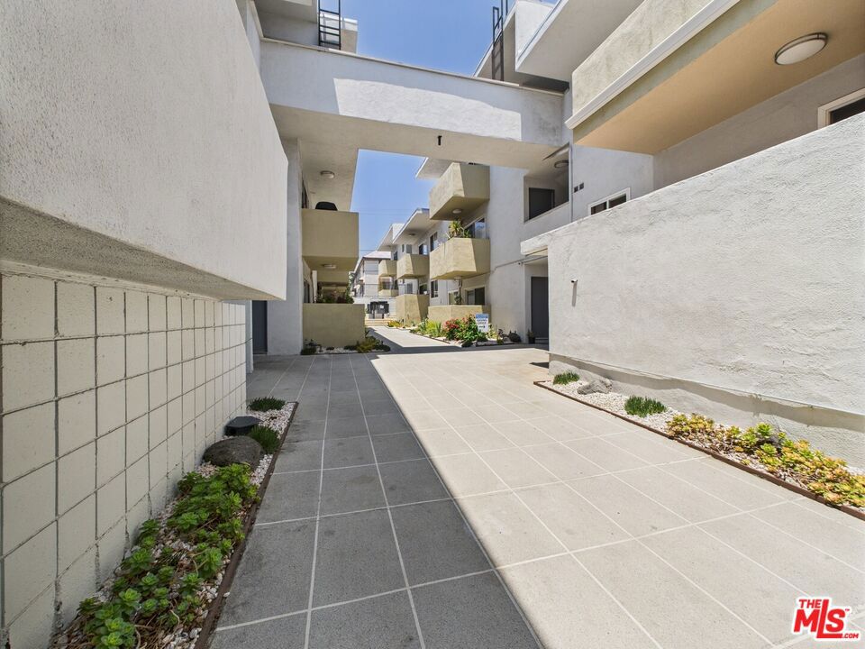 303 E Alameda Avenue Property Photo 11