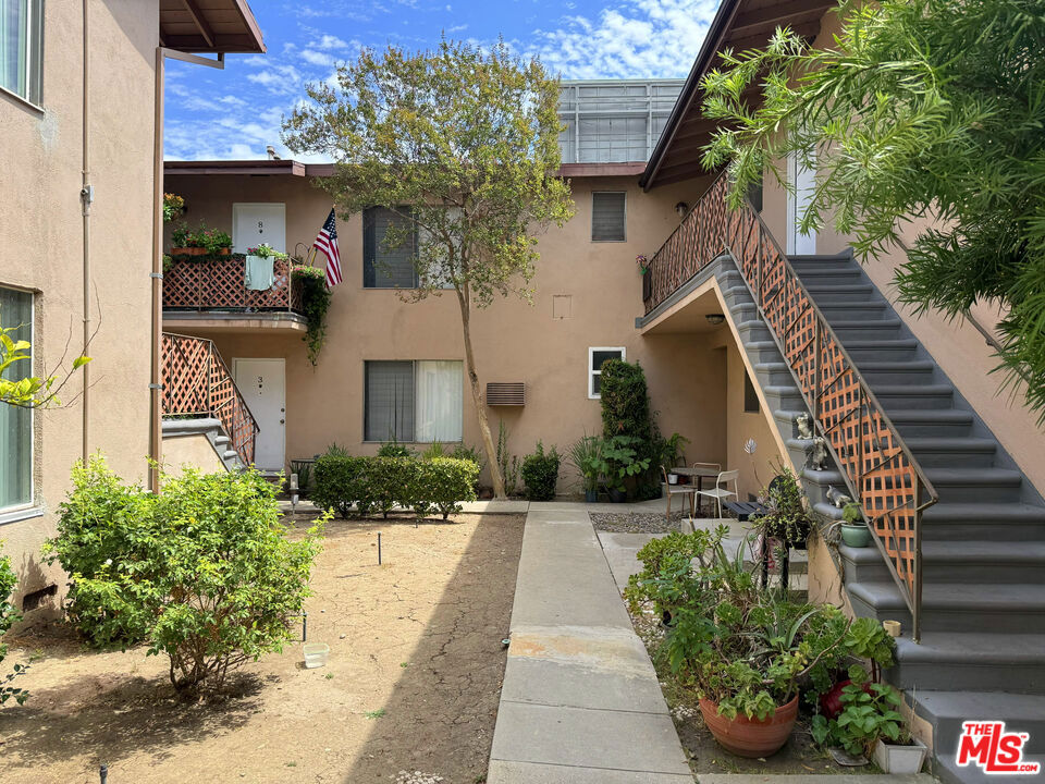 19419 Victory Boulevard Property Photo 2