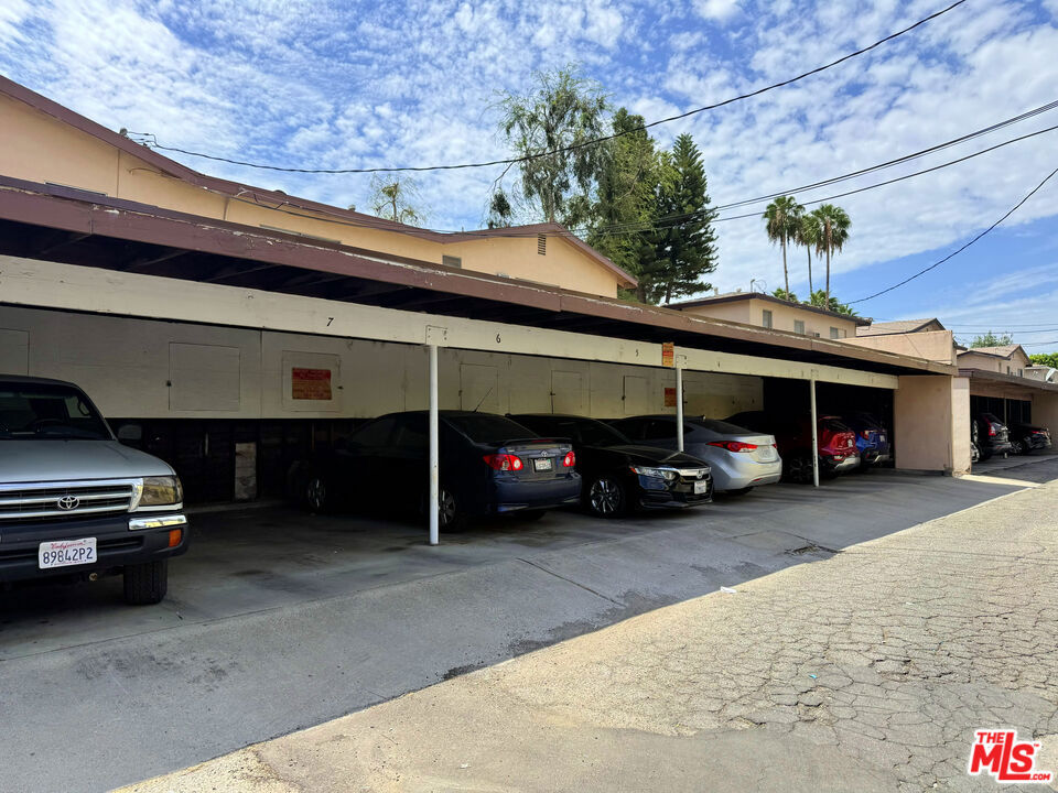 19419 Victory Boulevard Property Photo 4