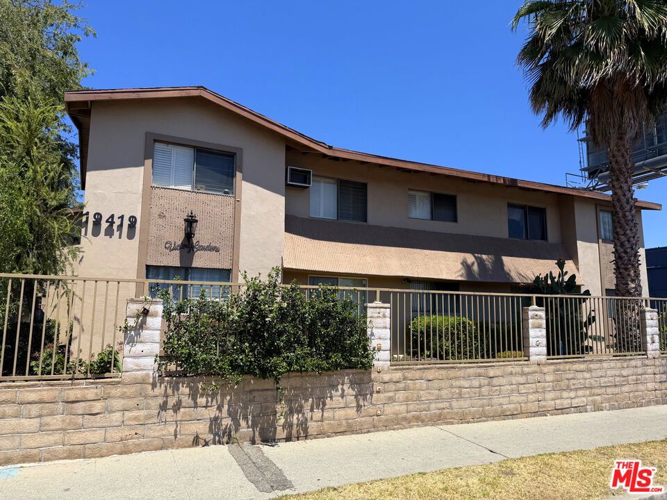 19419 Victory Boulevard Property Photo 5