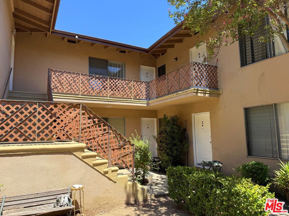 19419 Victory Boulevard Property Photo 6