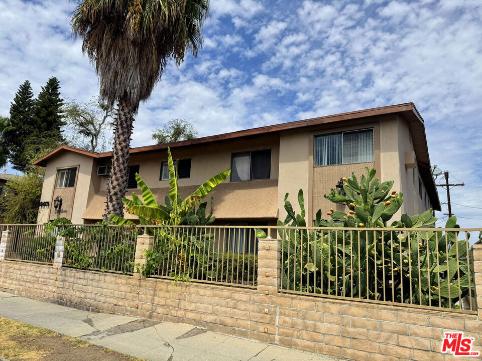 19419 Victory Boulevard Property Photo 7