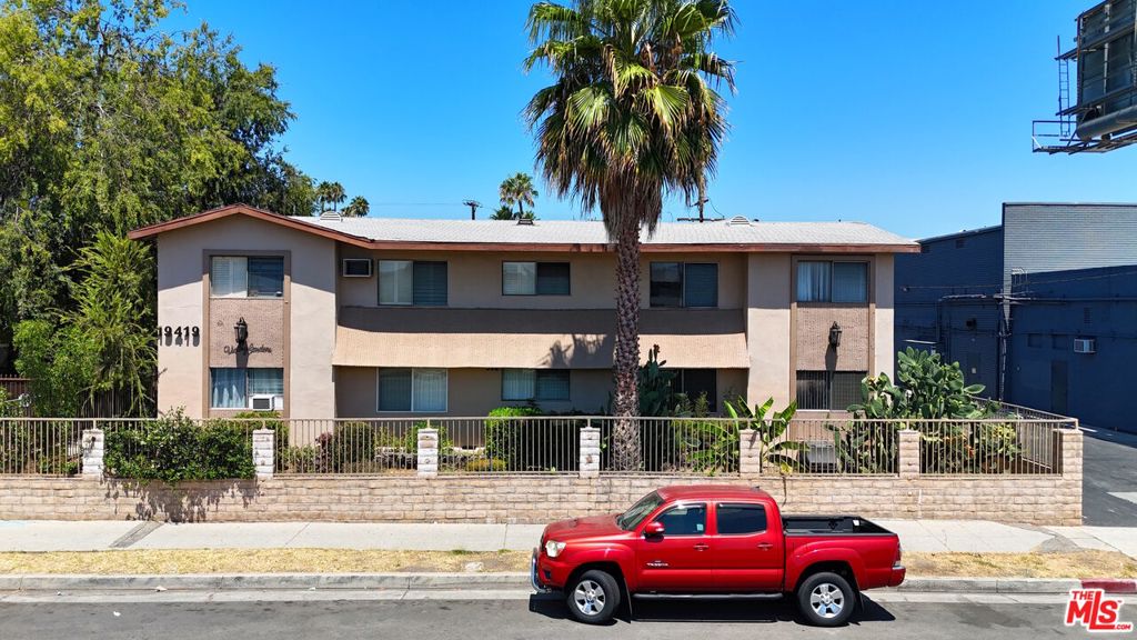 19419 Victory Boulevard Property Photo 8