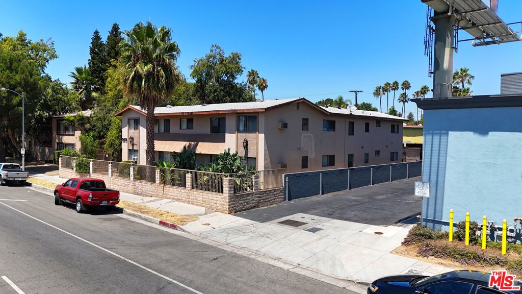 19419 Victory Boulevard Property Photo 9