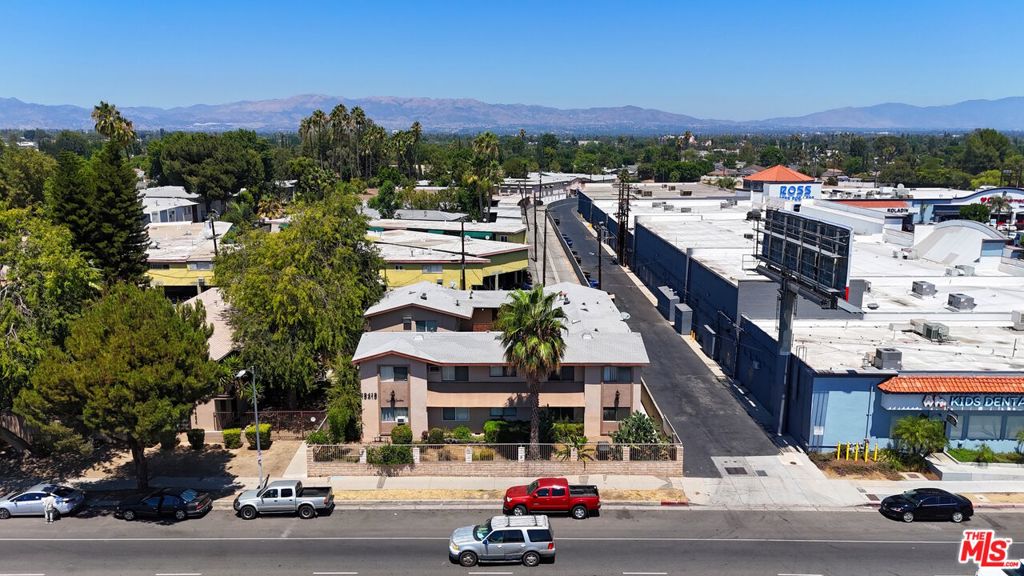 19419 Victory Boulevard Property Photo 10