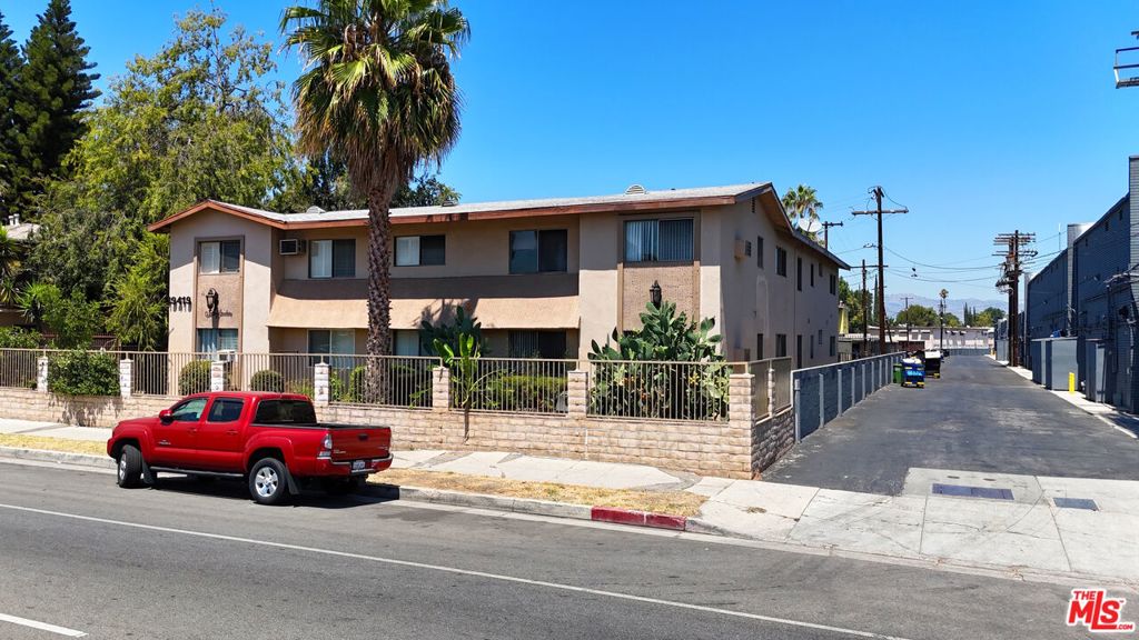 19419 Victory Boulevard Property Photo 14
