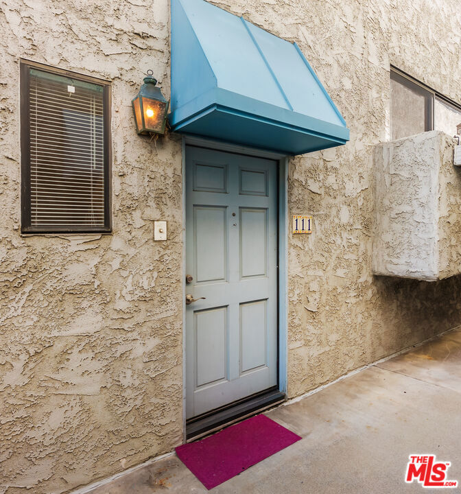 11643 Chandler Boulevard 111 Property Photo 3