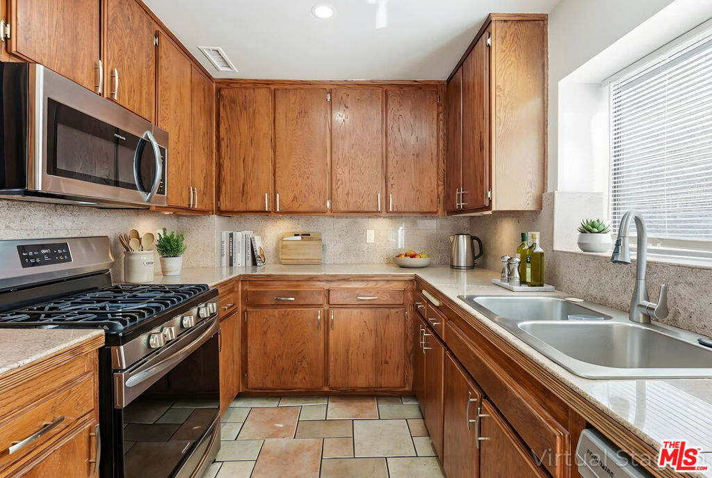 11643 Chandler Boulevard 111 Property Photo 8