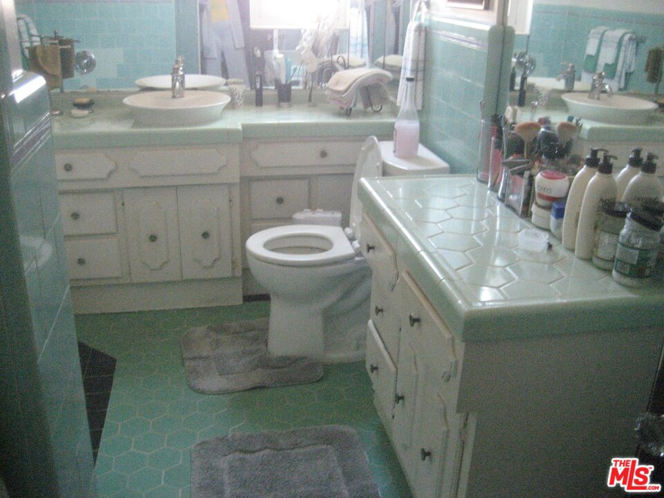 5310 S Rimpau Boulevard Property Photo 12