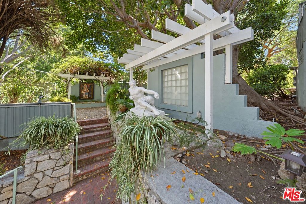 1323 N Olive Drive 23d Property Photo 2