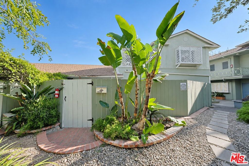 1323 N Olive Drive 23d Property Photo 3