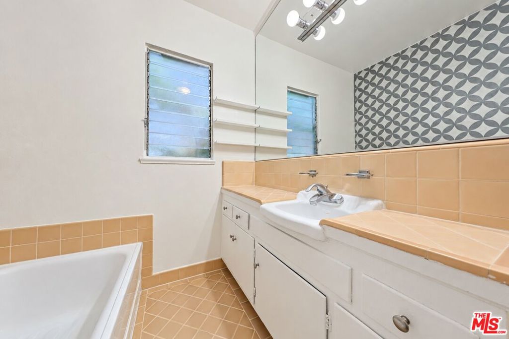 1323 N Olive Drive 23d Property Photo 34