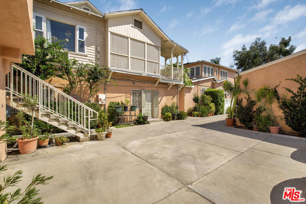 5913 Willoughby Avenue Property Photo 2