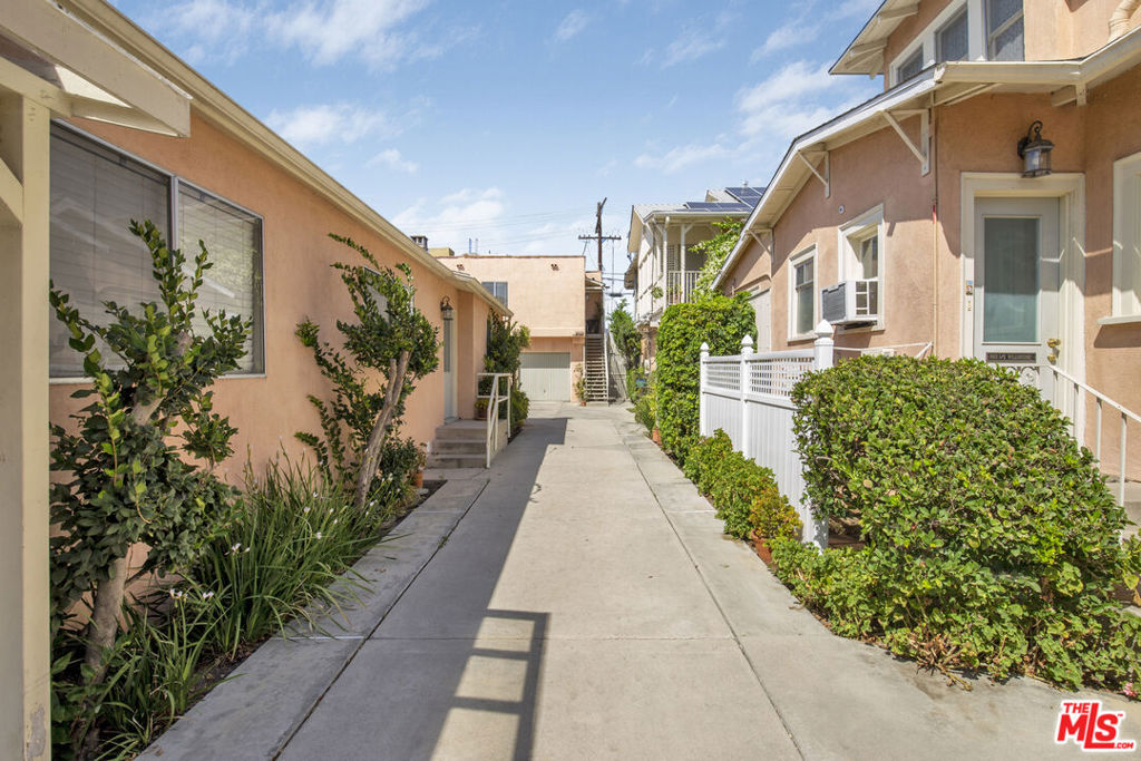 5913 Willoughby Avenue Property Photo 4
