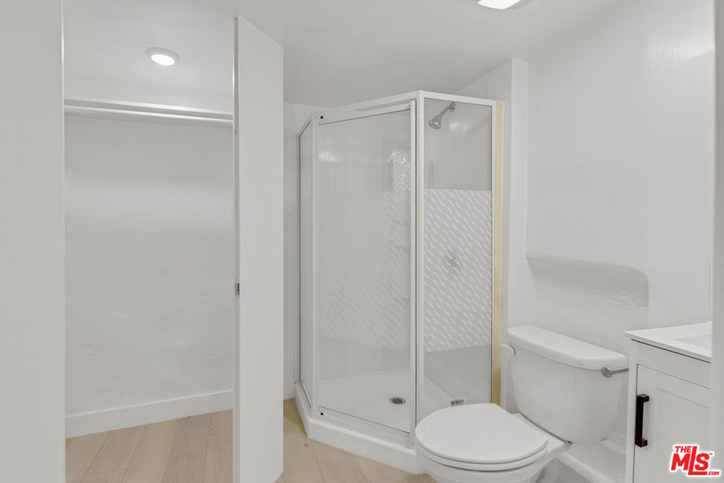5913 Willoughby Avenue Property Photo 36
