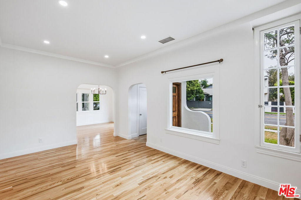 525 N Crescent Heights Boulevard Property Photo 8