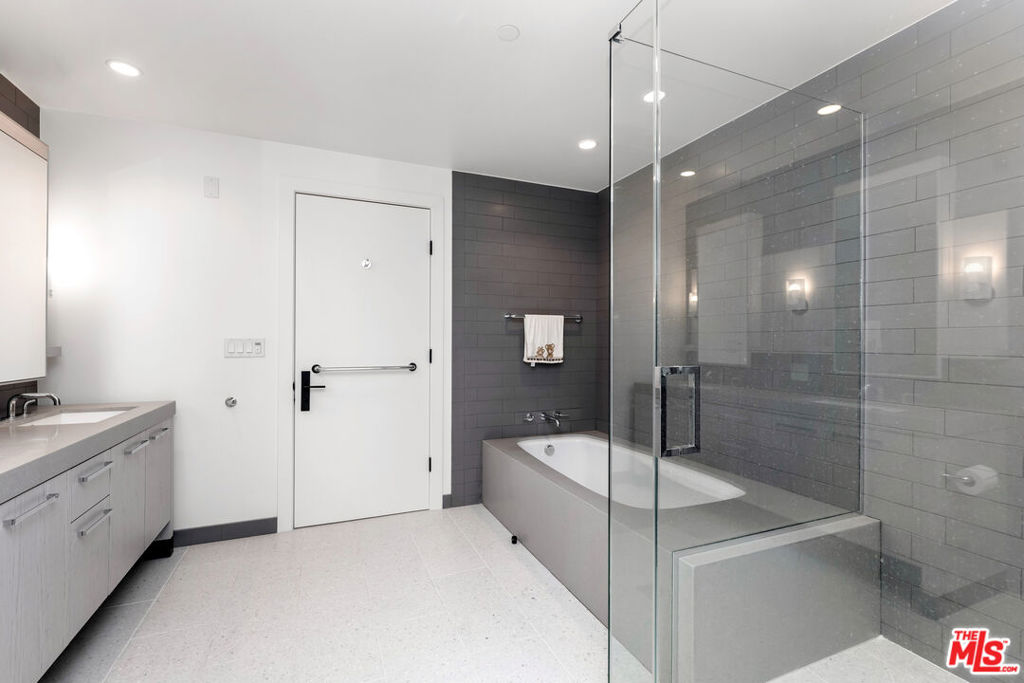10777 Wilshire Boulevard 603 Property Photo 10