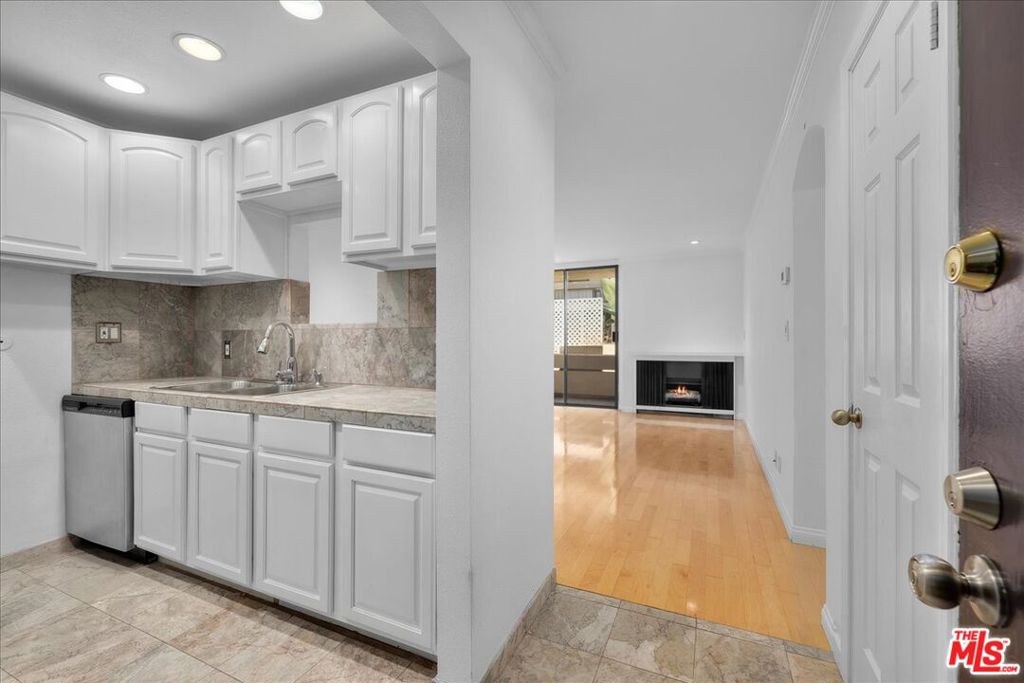 740 N Kings Road 114 Property Photo 4